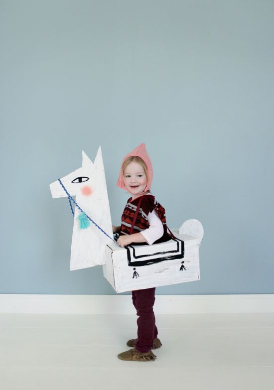 CardboardLlamaCostume4_MerMag1-550x783